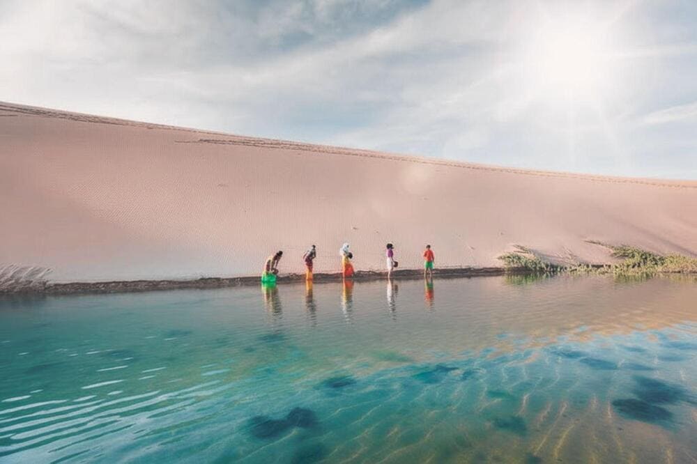 Ánh nắng mặt trời phản chiếu lên từng đồi cát, tạo nên những mảng màu biến ảo đầy mê hoặc